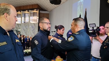 A policías que rescataron a bebé abandonada en basurero de Hatillo les dieron un histórico reconocimiento
