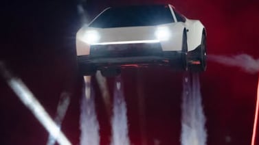 Tesla sorprende con carro que salta sobre camiones y hace piruetas en el aire