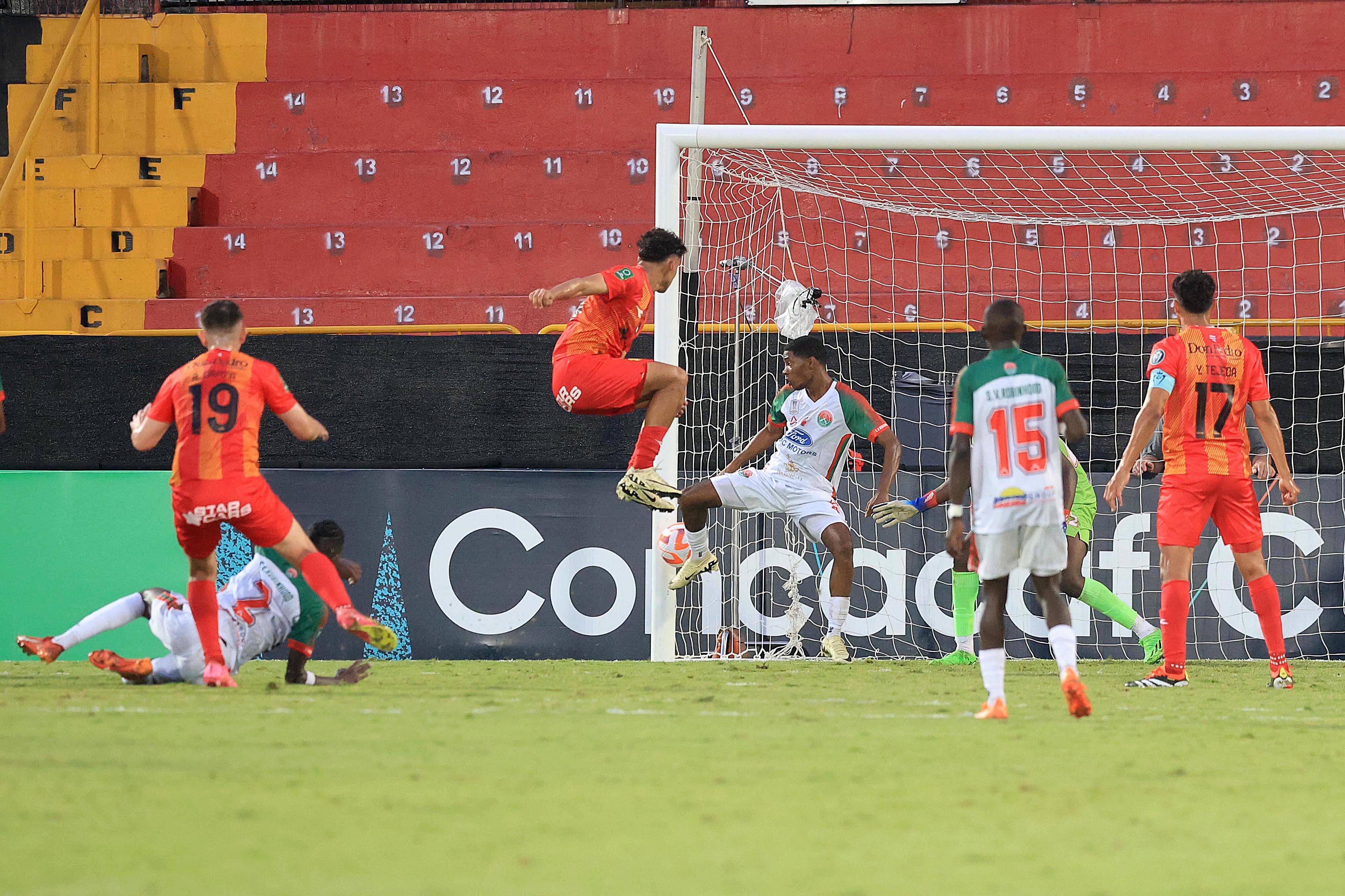 05/03/2024 Estadio Morera Soto, Alajuela. El Club Sport Herediano recibió al Robinhood de Surinam, en partido de octavos de final, Copa de Campeones de Concacaf. Foto: Rafael Pacheco Granados