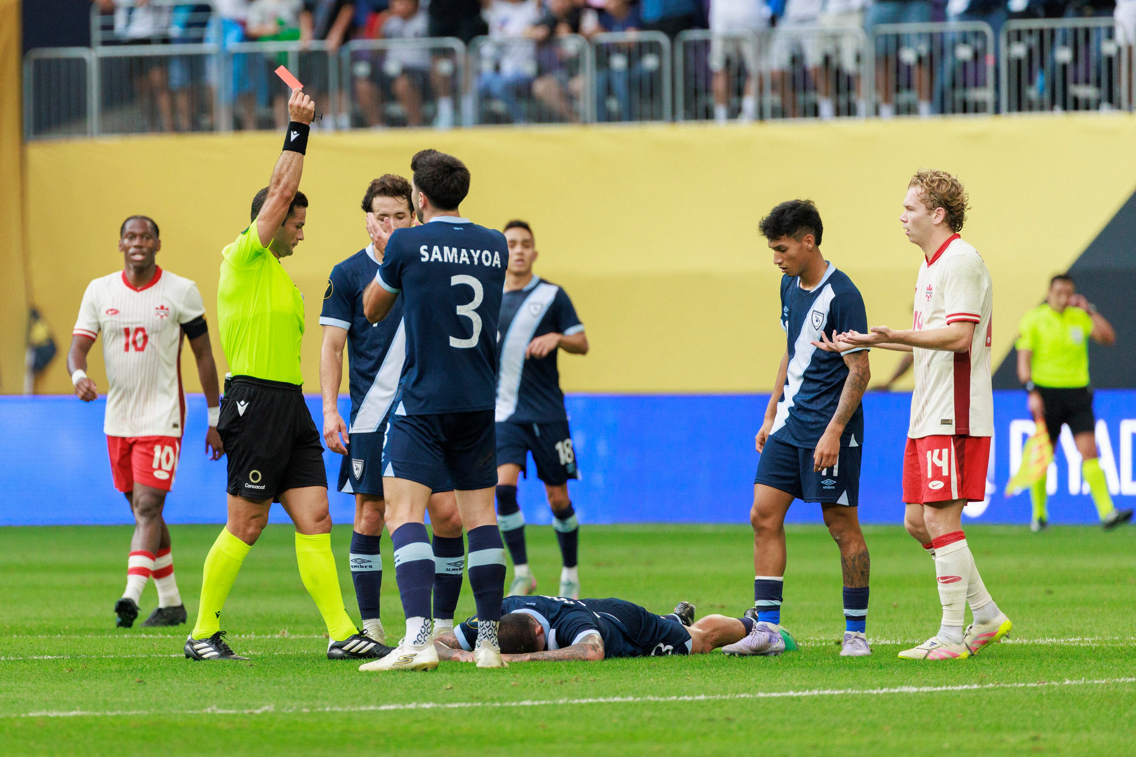 El árbitro tico Keylor Herrera está en el ojo del huracán, durante el juego entre Guatemala y Canadá, por la Copa Oro.