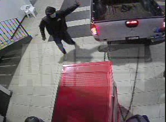 Los sujetos trataron de abrir el cajero usando una cadena y el pick up. Foto Agencia Nacional de Información.