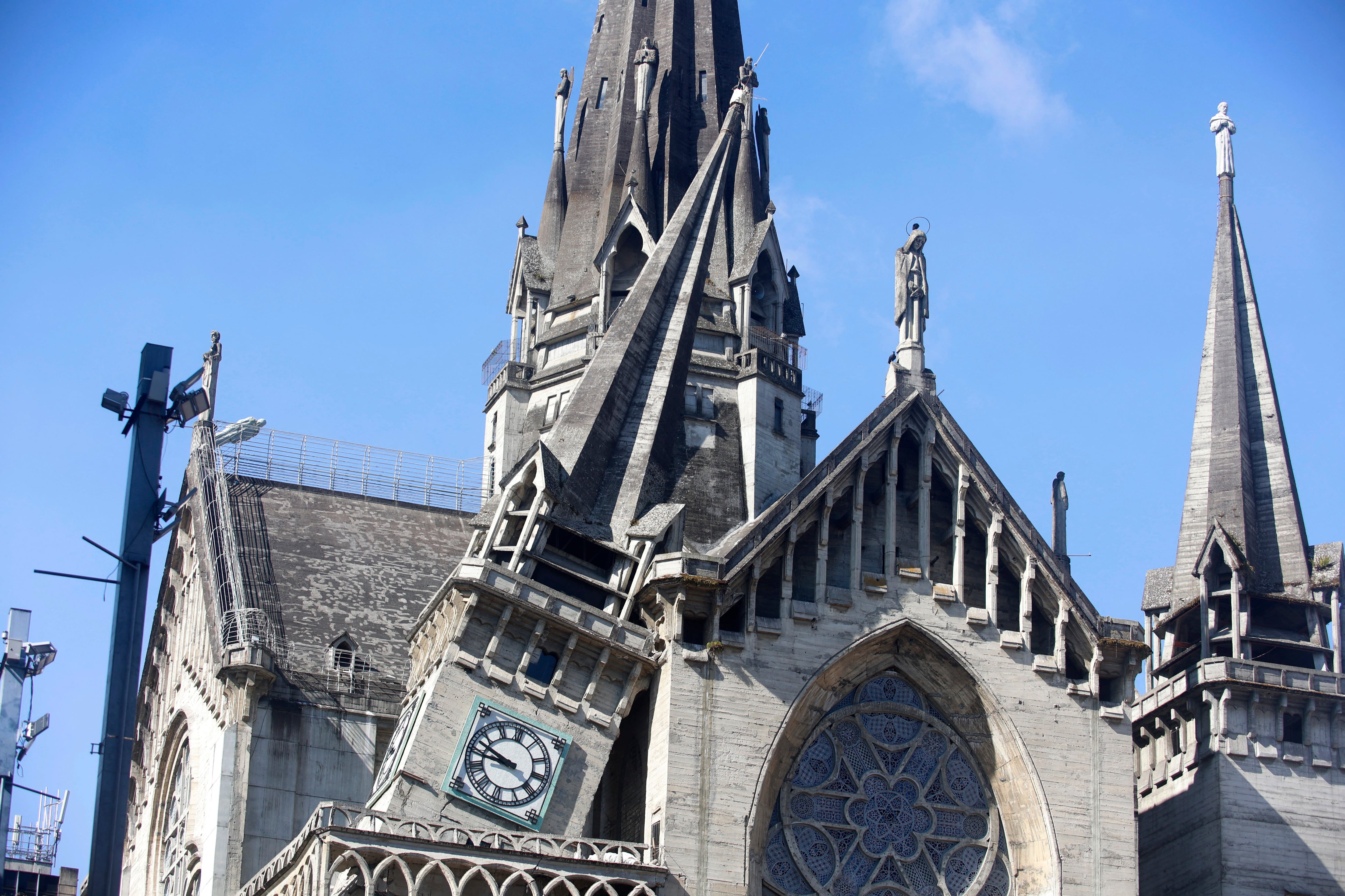 Se observan los daños sufridos por la Catedral de Manizales tras el terremoto en Manizales.