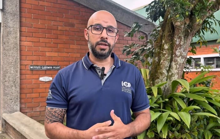 El Instituto Clodomiro Picado (ICP), de la Universidad de Costa Rica (UCR), creó la primera aplicación móvil gratuita llamada ICP App, la cual puede identificar las 25 serpientes venenosas que existen a nivel nacional y qué hacer en caso de una mordedura. En la foto, Andrés Hernández Bolaños, director farmacéutico del ICP-UCR