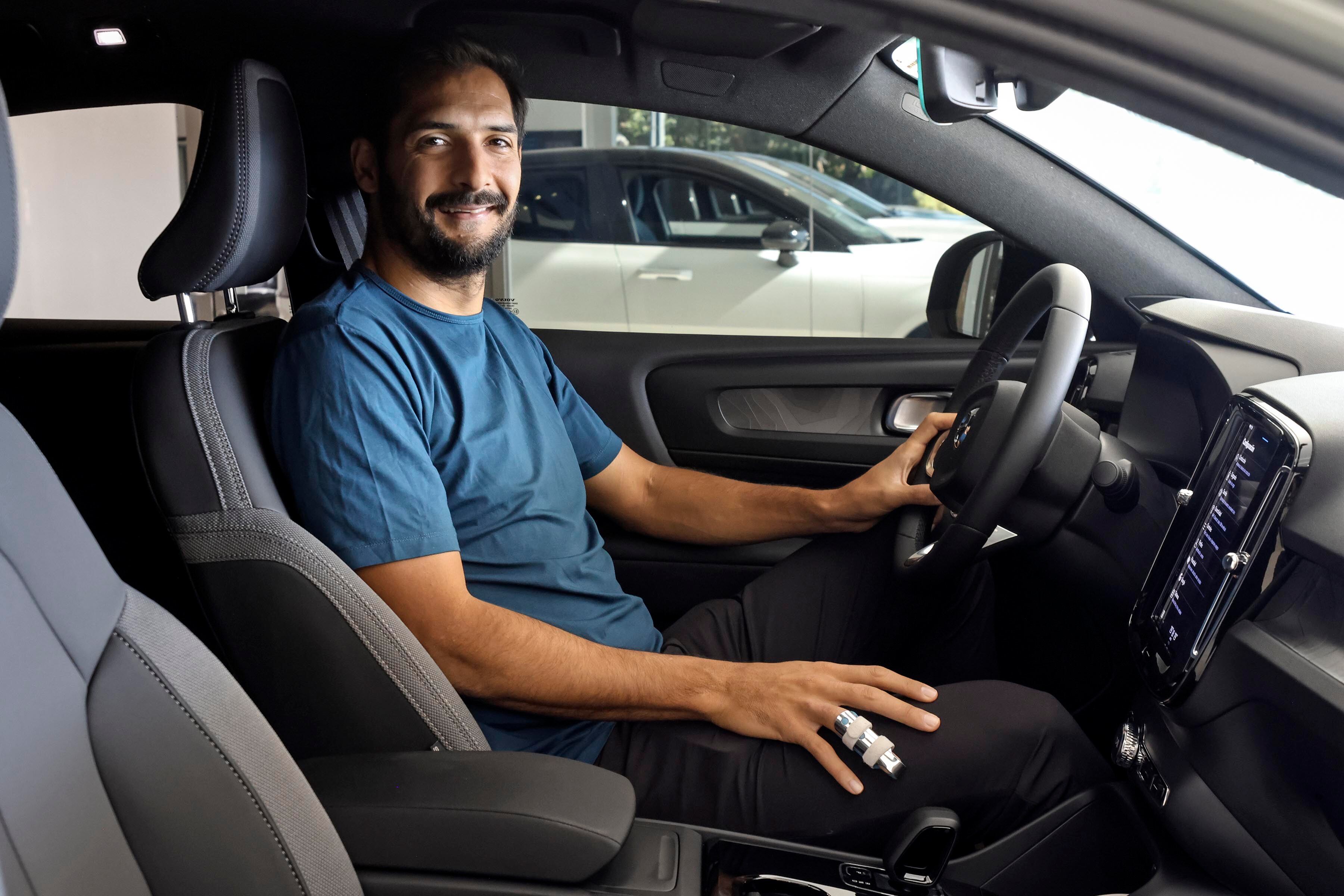 Celso Borges y su nuevo auto eléctrico de la marca Volvo