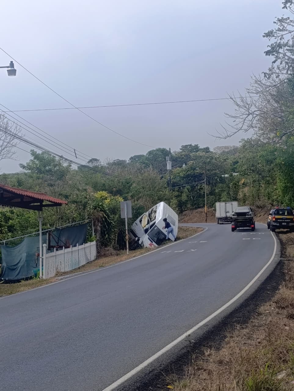 जरसेरोजवळ कालव्याच्या पलीकडे गाड्या रस्त्यावर सोडतात.