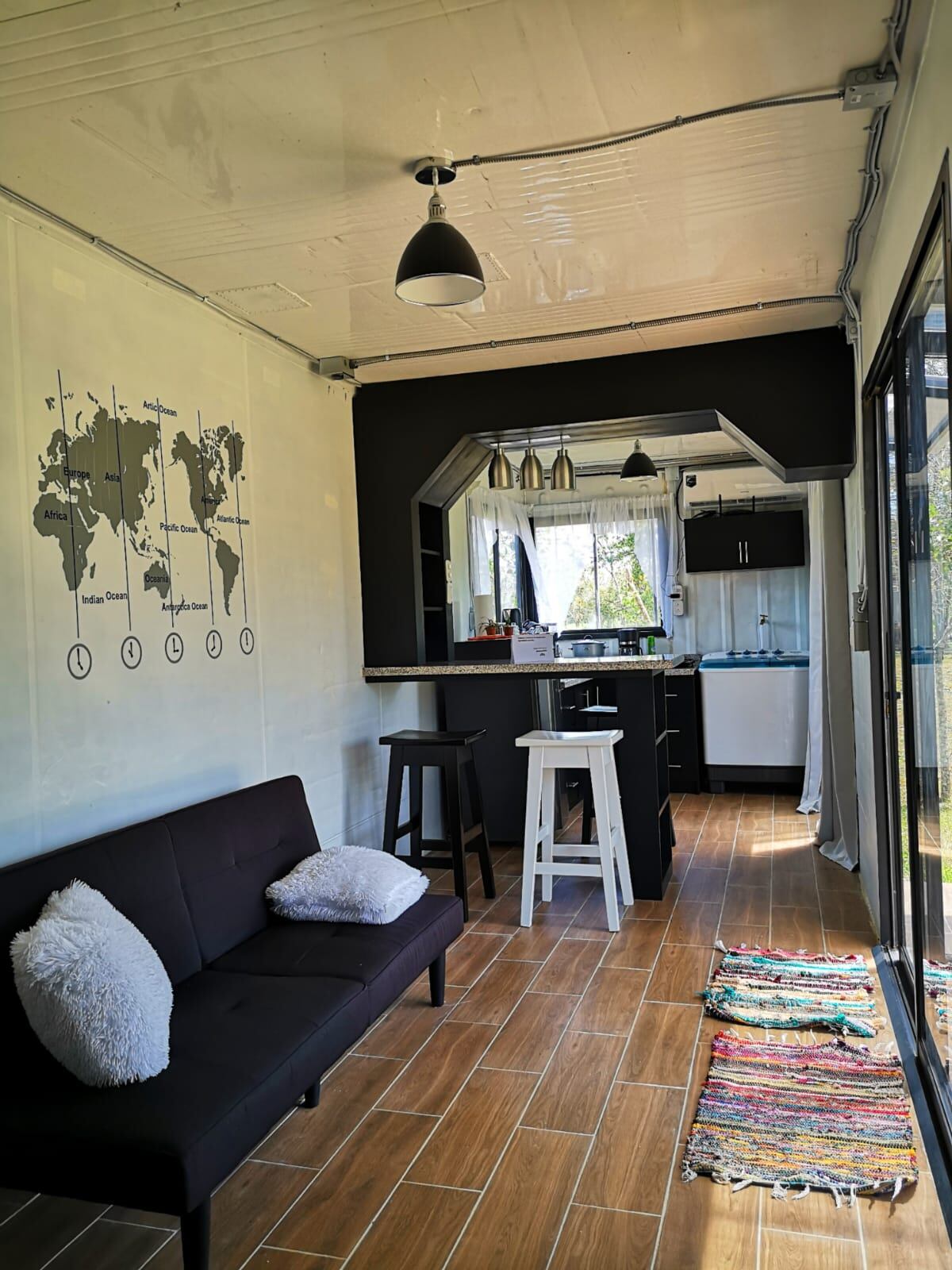 Amalia Barrantes Orozco es maestra de primaria y en el 2020 se le ocurrió la “loca” idea de invertir los ahorros de su vida en un proyecto demasiado nuevo para el desconocido barrio Esteritos en Pocosol, una cabaña a partir de un contenedor