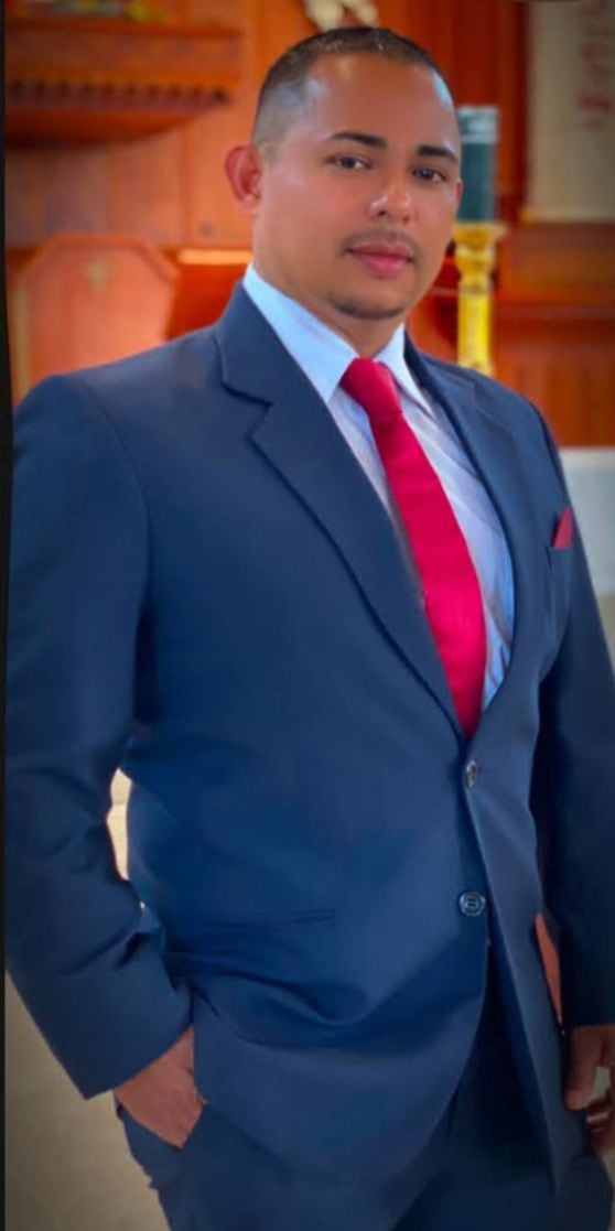 Tras 7 años durmiendo en las calles, lleva 15 como el payasito “Pillín” regalando sonrisas navideñas a niños que en verdad lo necesitan. ES la historia de don Geovanny Rodríguez Ramírez