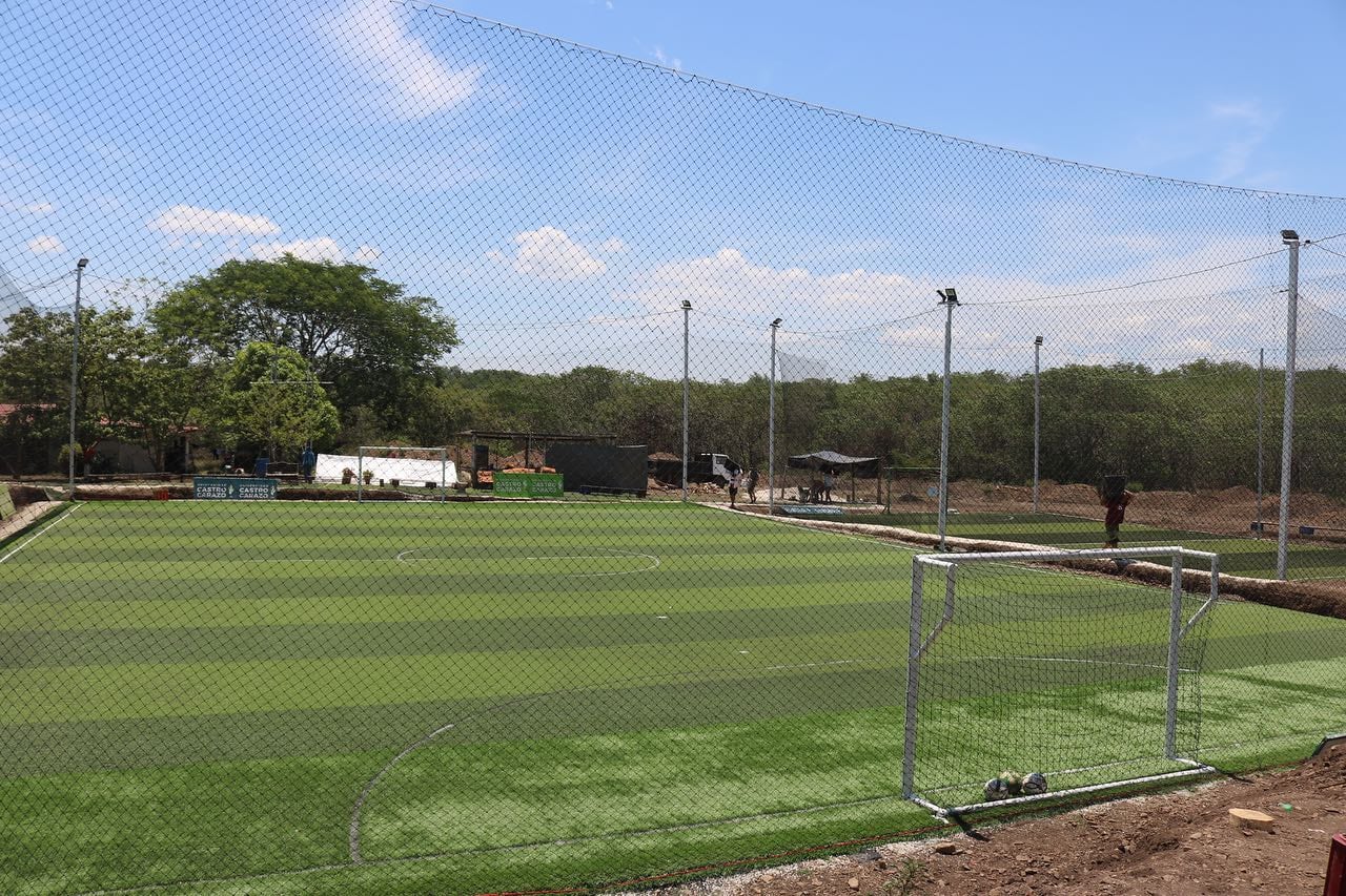 Alonso y su familia tienen un complejo deportivo en la Isla de Chira. Instagram CD Alonso Martínez.