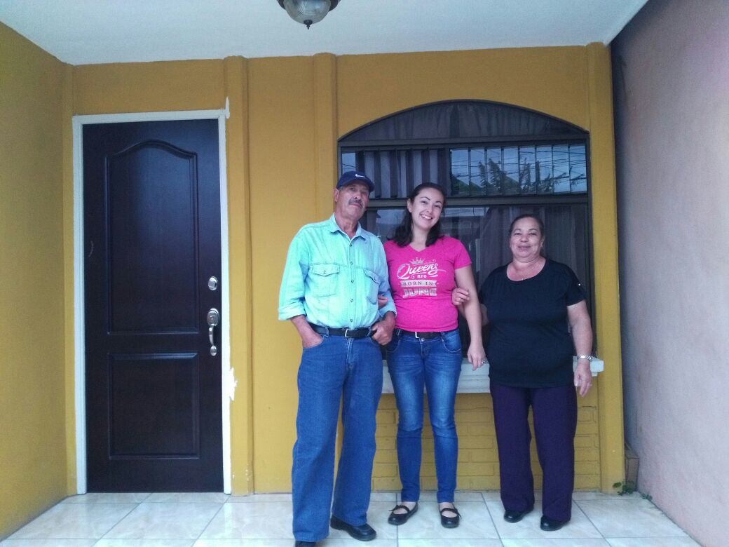 Don Olman Navarro González, vecino de Tablón de Cartago, nos contactó para corregirnos porque el pasado 3 de noviembre publicamos que el marchamo más barato del país lo paga un Ford 1989 y es de ¢55.858, algo que para él es totalmente incorrecto ya que él tiene un pick up Toyota el cual pagará ¢50.637. En la foto con su hija Samay, además de su esposa doña Rosario Martínez.