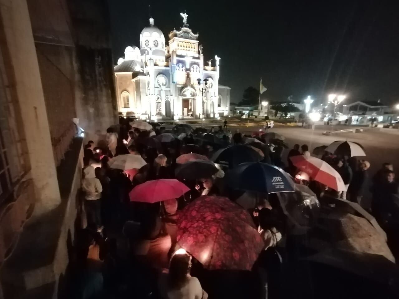 Vigilia en Cartago por Alisson Bonilla, joven que desapareció en Ujarrás. Foto Keyna Calderón.