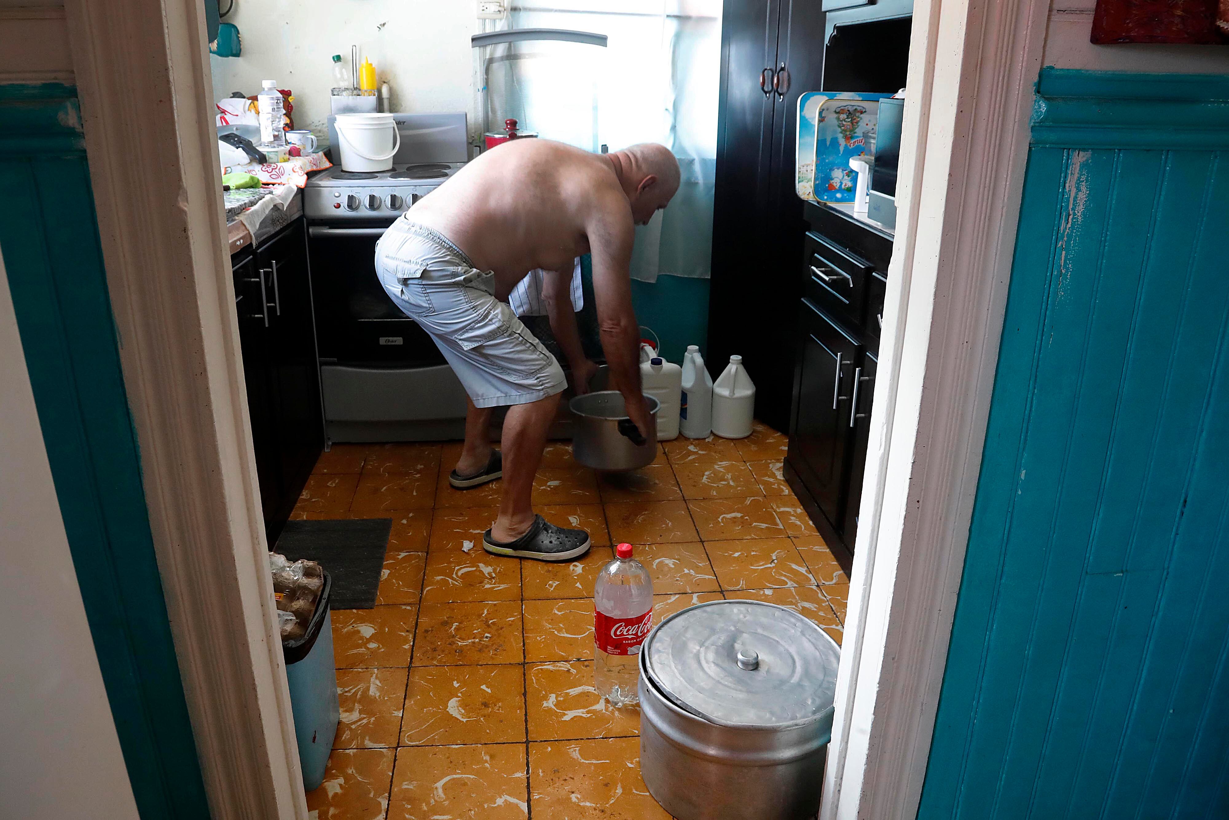 0/01/2024 Cinco Esquinas de Tibás, barrio San Gabriel Sur. Un camión cisterna contratado por Acueductos y Alcantarillados (AyA) repartió agua potable este martes por la mañana. Hombres, mujeres y niños de todas las edades se acercaron botellas, bidones, tarros y ollas para recoger agua ante la crisis que se vive por la contaminación del líquido con algún hidrocarburo hasta ahora desconocido. Foto: Rafael Pacheco Granados