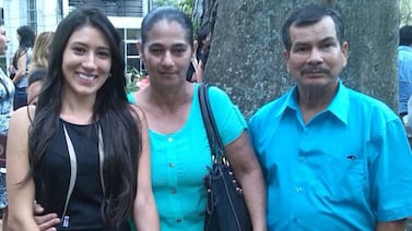 Papás de universitaria que murió en atropello rezan por conductor que les habría quitado a su hija