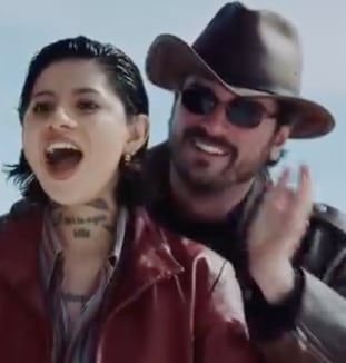 El parecido con Cazzu es increíble, pero tiene el pelo similar a Ángela Aguilar.