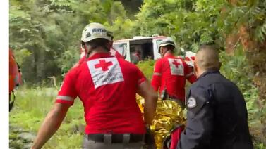 Motocicleta sin frenos cae a quebrada de 30 metros en Acosta y pareja está muy grave