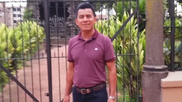 El Ballet Folclórico celebra 25 años de llevar las raíces de Nicaragua a Costa Rica, de la mano de Eduardo Flores, un granadino que convirtió su amor por la cultura en un puente entre dos pueblos.