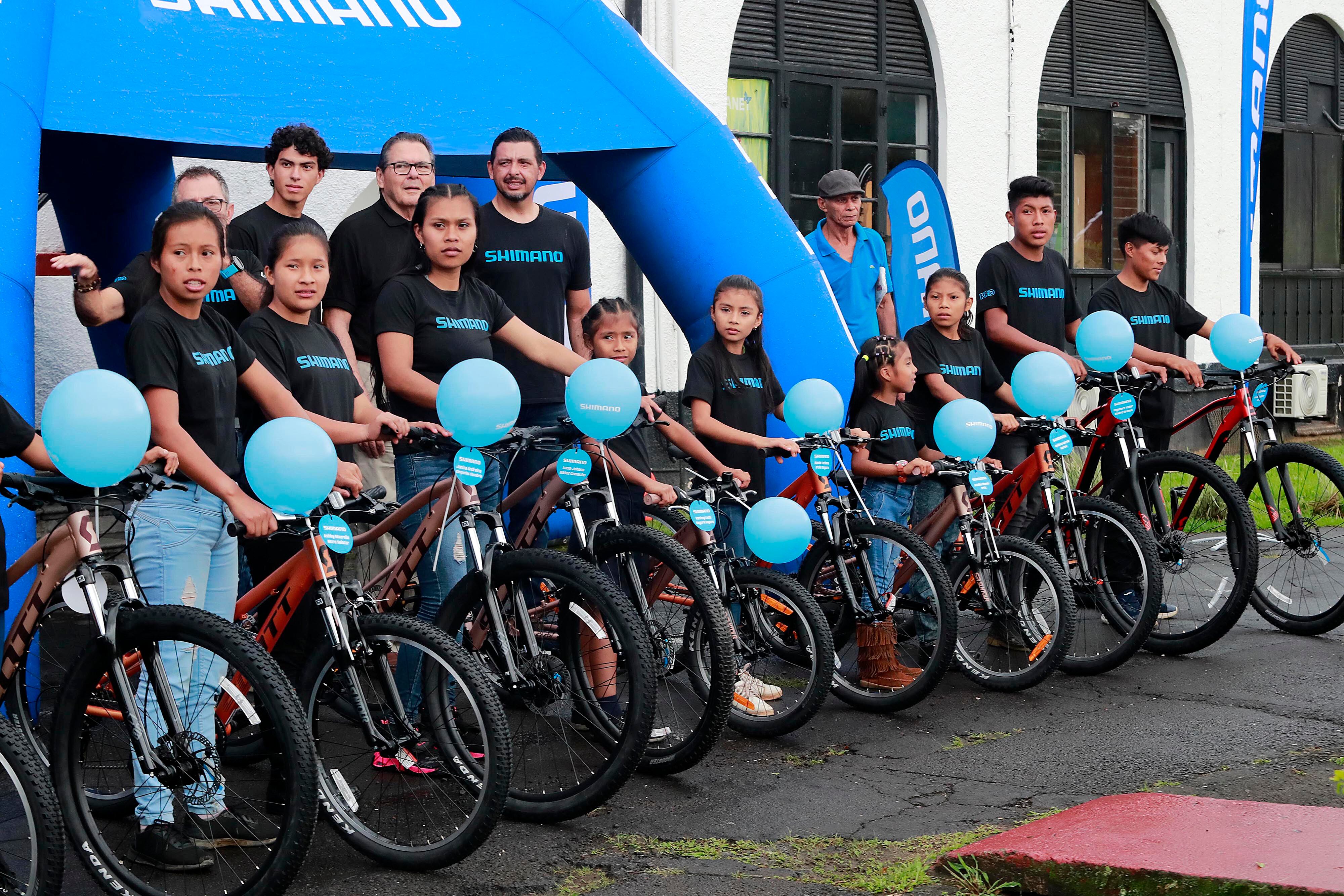 30/11/2023 Turrialba. Veinte estudiantes indígenas cabécar de Talamanca, destacados por su buen rendimiento académico, recibieron bicicleta, maletín, capa y botas de hule, como parte de un convenio entre Shimano y el Ministerio de Educación Pública. El acto se dio en el marco del cierre de la primera etapa de la Ruta de los Conquistadores, la competencia de ciclismo de montaña de renombre mundial, ahora conocida como La Ruta.