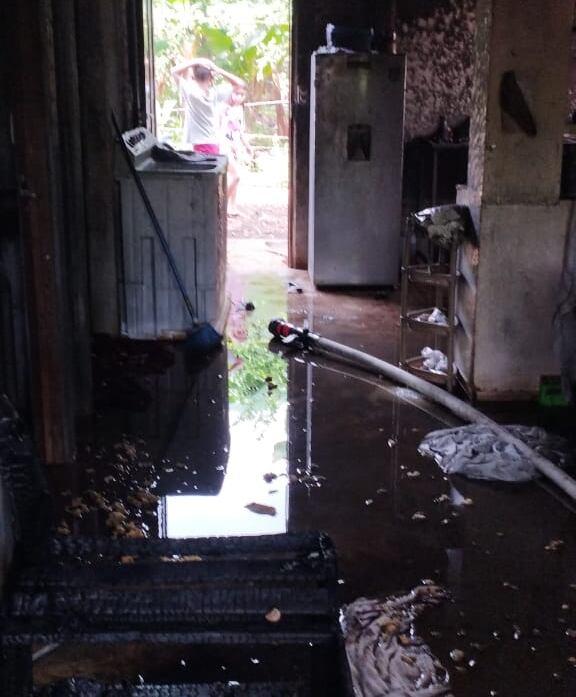 Una familia vecina de Dulce Nombre de Nicoya, Guanacaste tenía siete meses de estrenar una casa de bono, sin embargo la ilusión fue apagada por culpa de un incendio que les destruyó todo. Foto: Winny Duarte