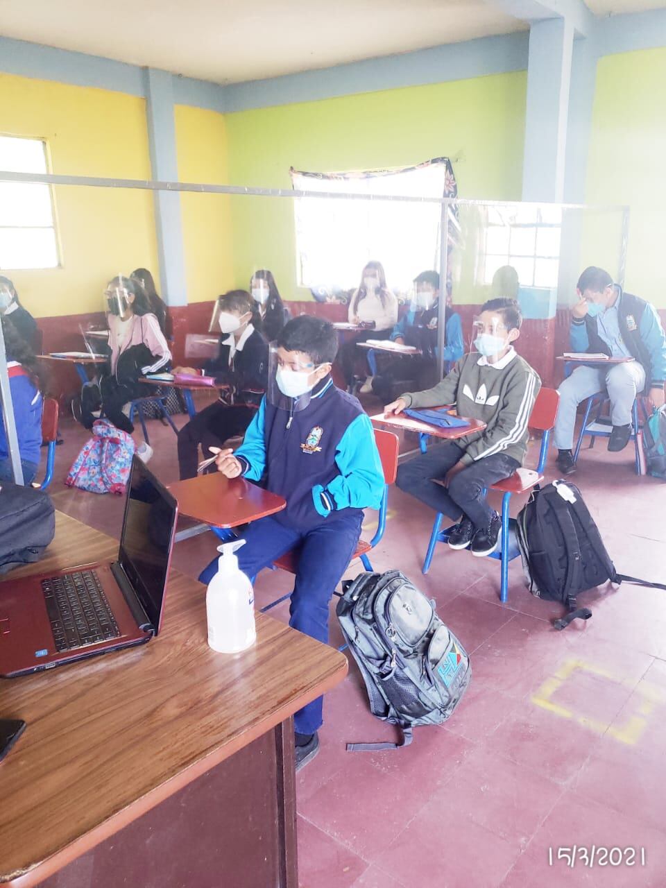 El niño guatemalteco, Tomás Enrique Tebelán , cariñosamente conocido por el país como Tomasito o el Chapintico, pasa muy ocupado todo el día porque ahora que entró al cole le pone bonito al estudio, pero primero debe cumplir con la venta de chicles para ayudarle a su mamá, doña Lucía Tebelán.