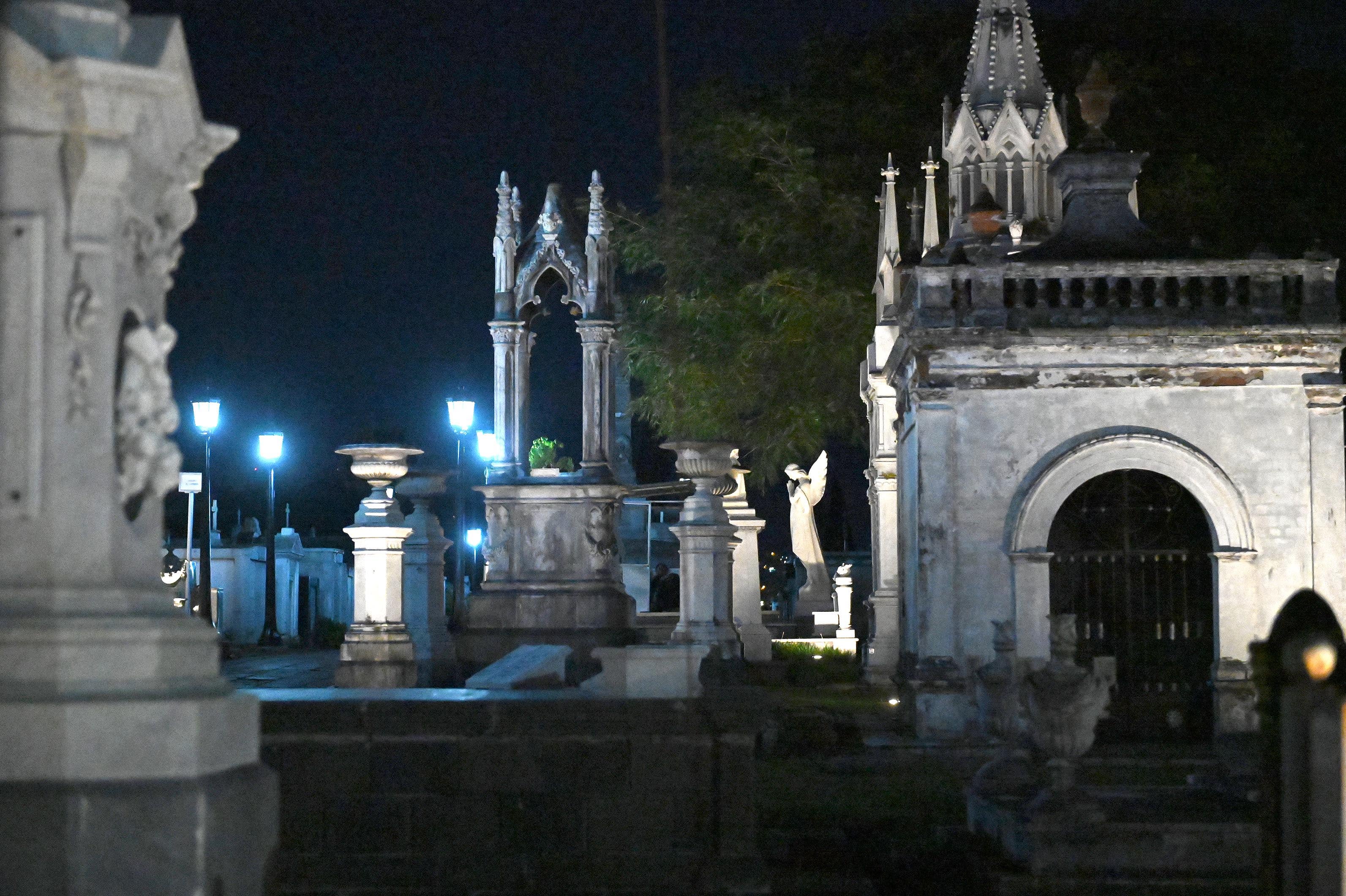 10 de mayo del 2025. San José. 18:00 hrs. Tour San José Encantado. Un grupo de 22 personas entre los 20 y 40 años participó en un recorrido por diferentes edificios y lugares de la capital en donde se ha comprobado la presencia de actividad paranormal.  El cementerio obrero, el general, el Museo de los Niños, La Clínica Bíblica; entre otros, forman parte del recorrido en el que Israel, el guía, explica en base a sus investigaciones y evidencias fotográficas y de audios los eventos fuera de lo natural que ocurren en esos espacios. En la foto: El grupo fue llevado en una buseta a las diferentes ubicaciones y el guía Israel narró los eventos que ahí ocurren. Los guías Israel Barrantes y Samantha Salas fueron los encargados de explicar el tour. Foto: Albert Marín para la Teja.