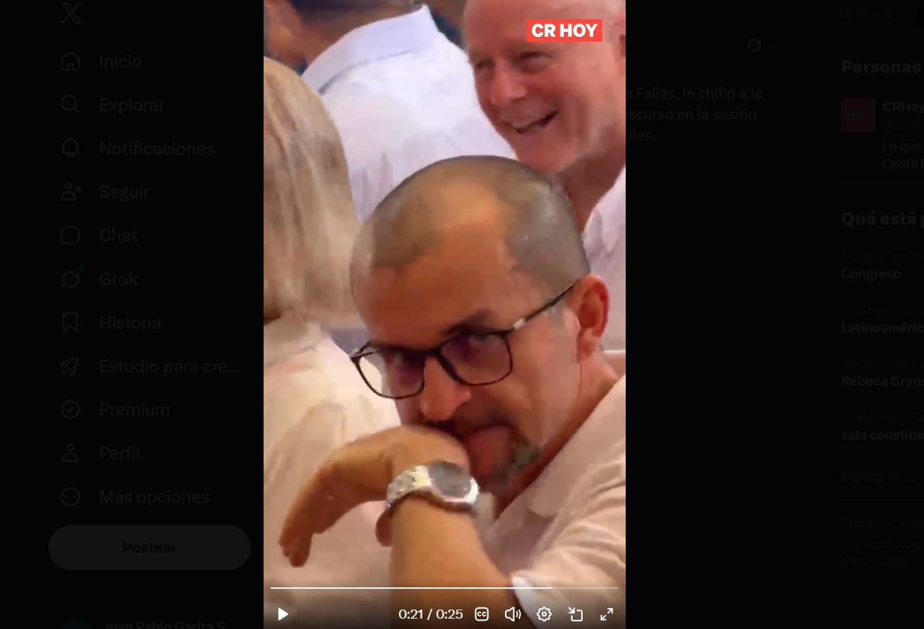 En el video se observa, que cuando el diputado oficialista se percata de que es grabado intenta disimular su acción.
