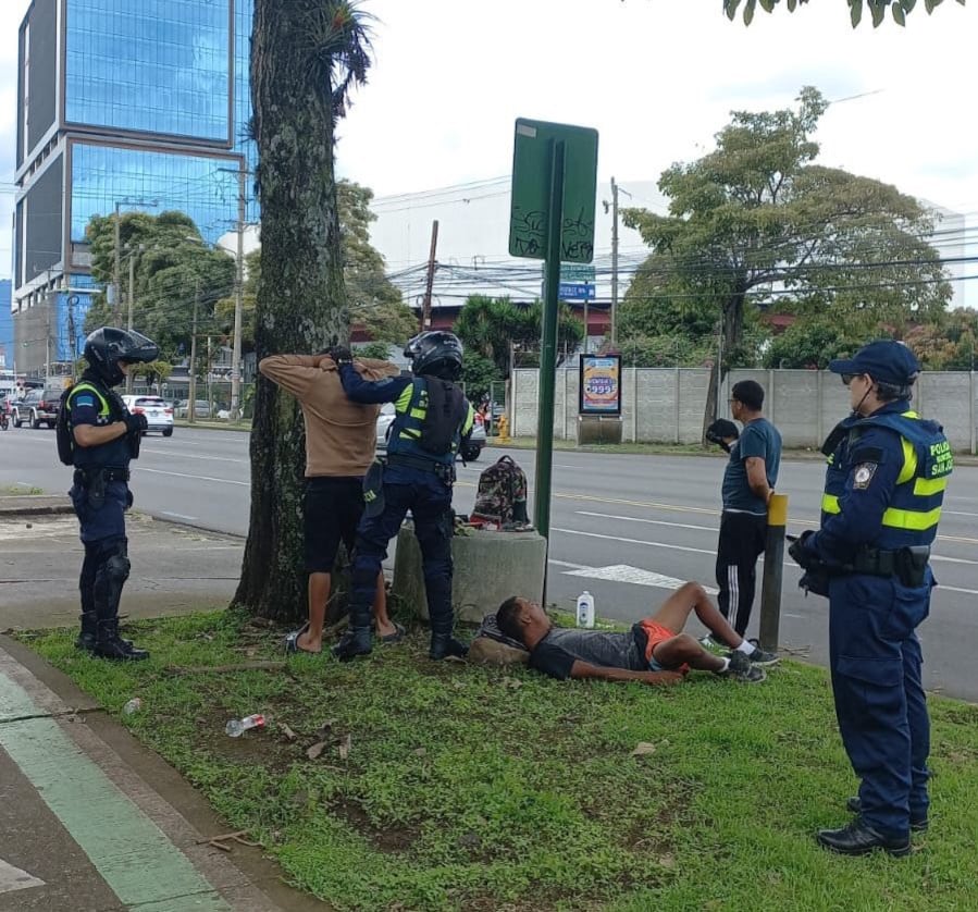 Limpiaparabrisas en la mira de la Policía Municipal de San José. Foto Marcelo Solano.