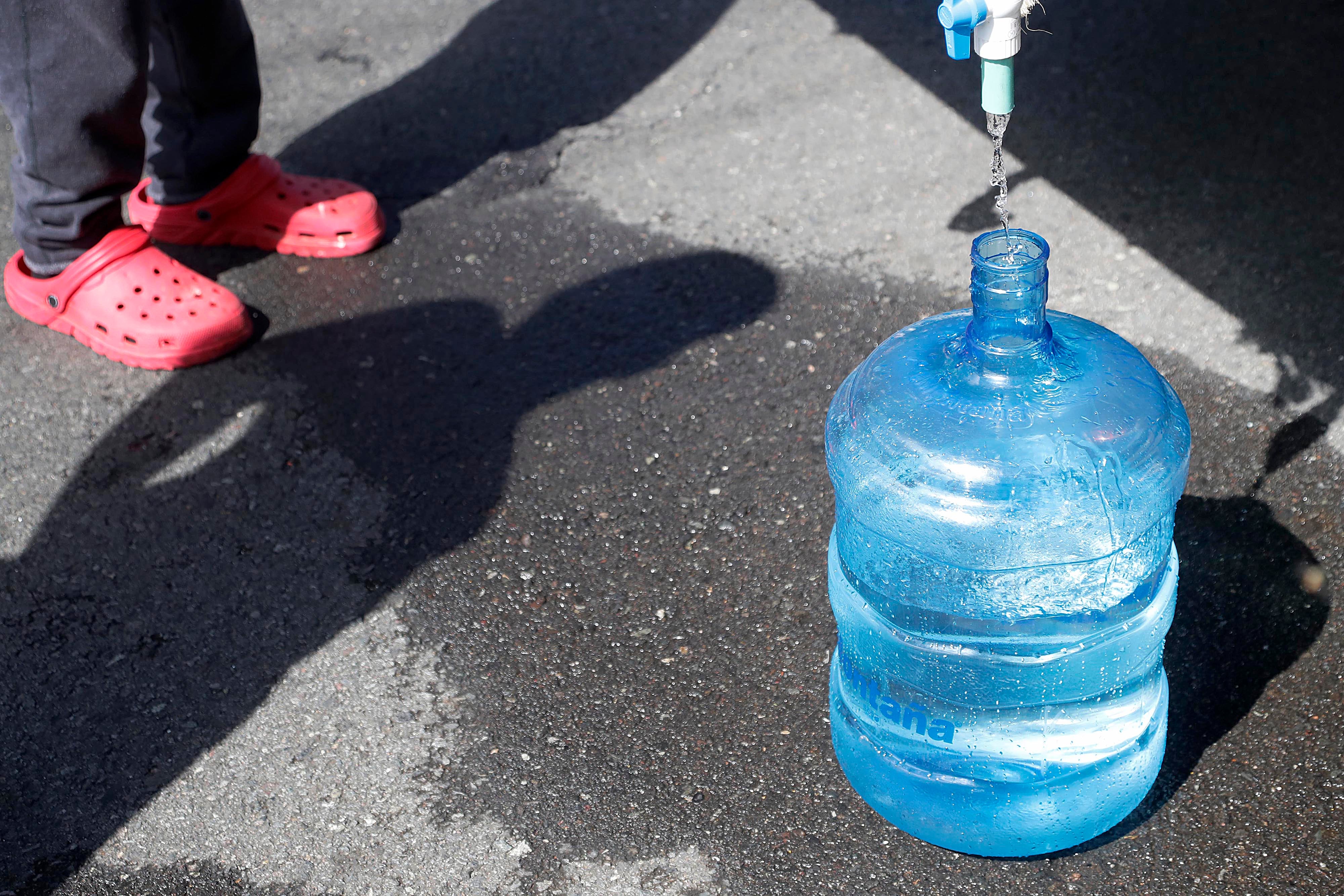 31/01/2024 Recorrido por Moravia, Guadalupe y Tibás, cantones afectados por el agua contaminada y en los que las imágenes de la gente haciendo fila con recipientes para recoger agua que llevan los camiones repartidores son recurrentes. Pese a la crisis este lavacar operaba con relativa normalidad en el centro de Moravia, a las 9:21 a.m. Foto: Rafael Pacheco Granados