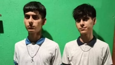 Choque deja graves a gemelos y su familia duerme en hospital para cuidarlos