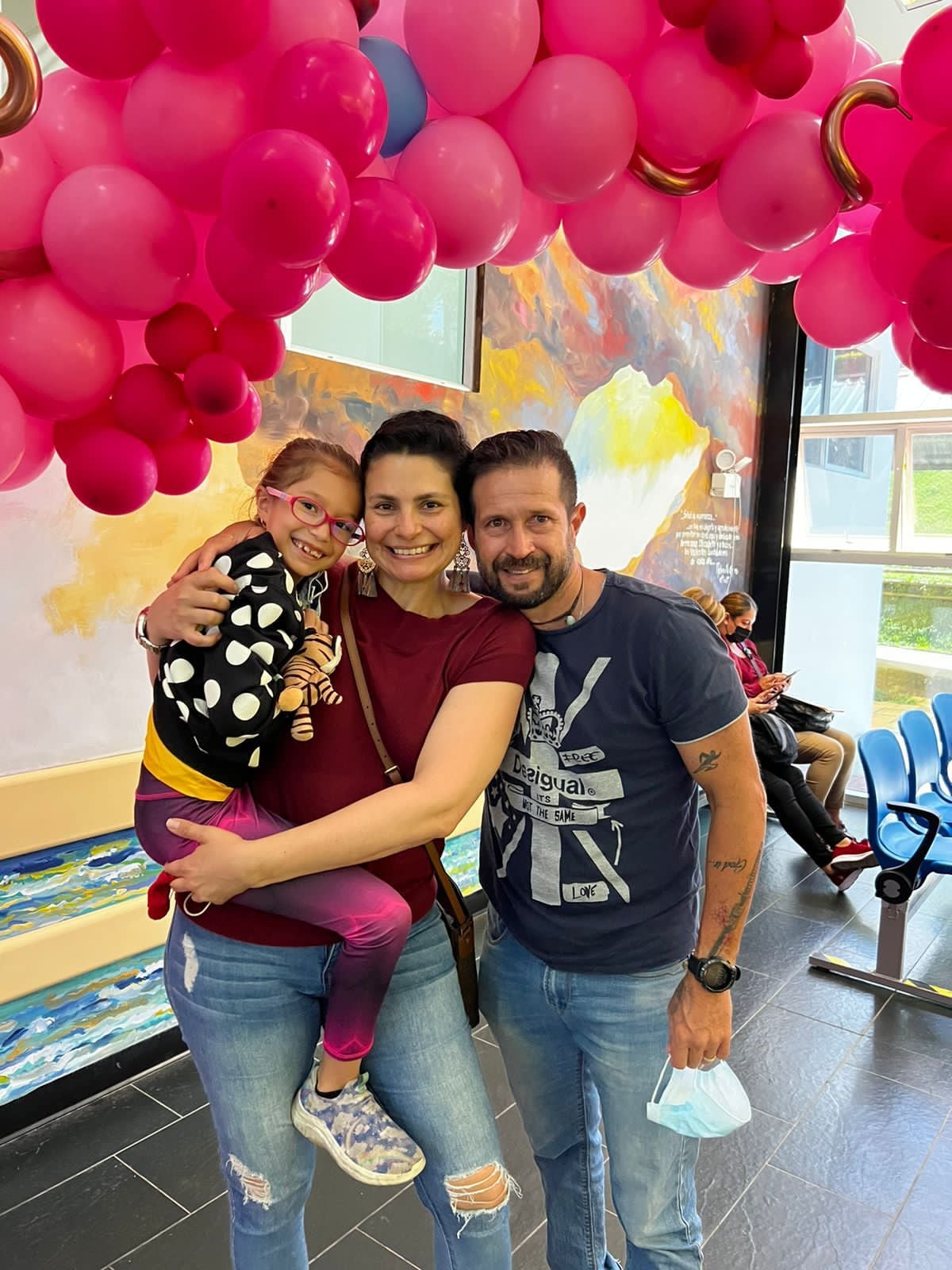 Justo este 19 de octubre en que se celebra el Día Mundial contra el Cáncer de Mama, doña Jessica Blanco, tenía su particular fiestón de vida porque después de un año de procesos terminó su radioterapia. En la foto con su esposo, don Daniel Vargas y la hija de ambos, Mariana Vargas de 8 años.