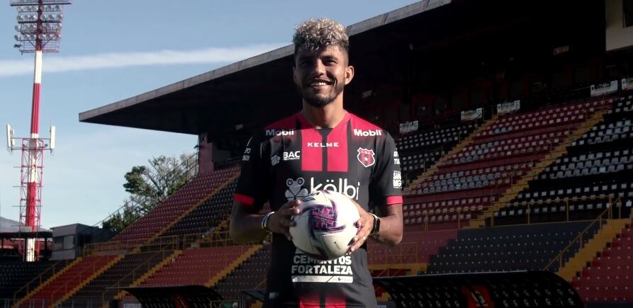 Johan Venegas se viste de rojo y negro, y le manda mensaje a su nueva afición
