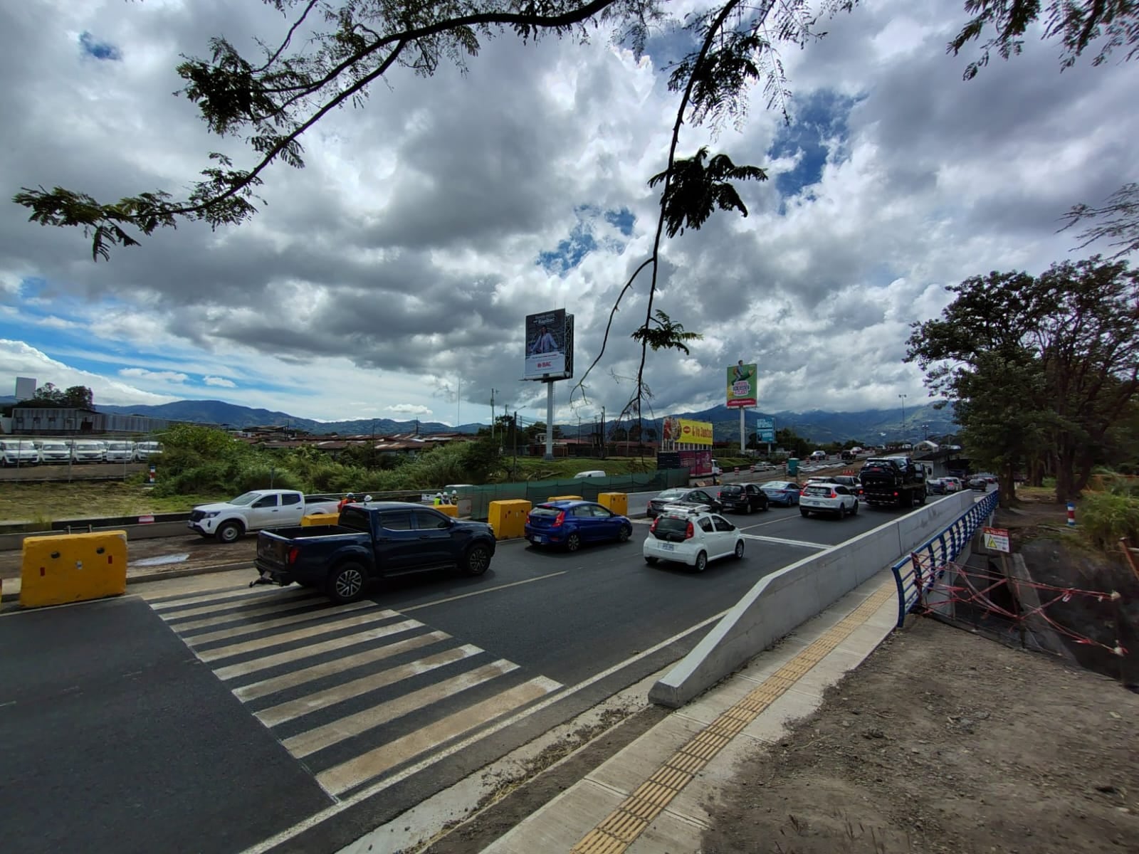 Labores en puente sobre río María Aguilar