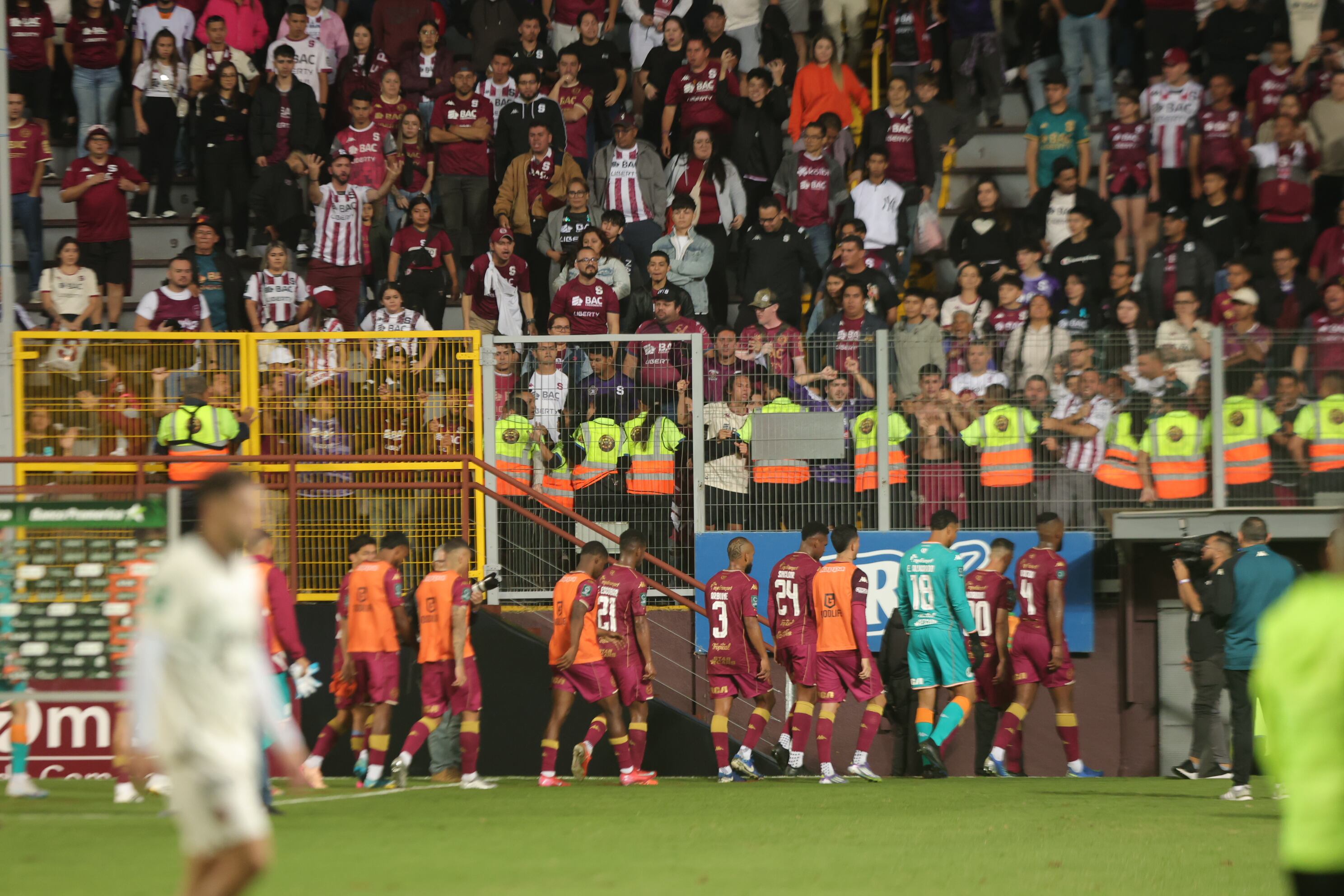 30/08/2025/ juego entre Deportivo Saprissa vs Liga Deportiva Alajuelense por el clásico nacional en la jornada 6 del torneo clausura 2025 en el estadio Ricardo Saprissa / foto John Durán