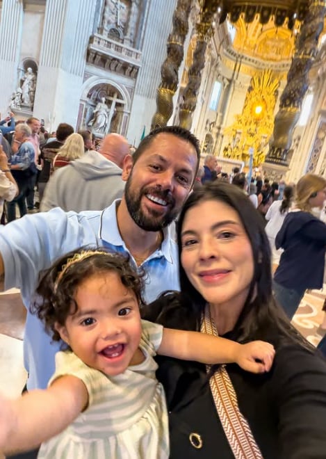 Marianela Valverde y su esposo Juan David Cardona fueron a cumplir una promesa al Vaticano.