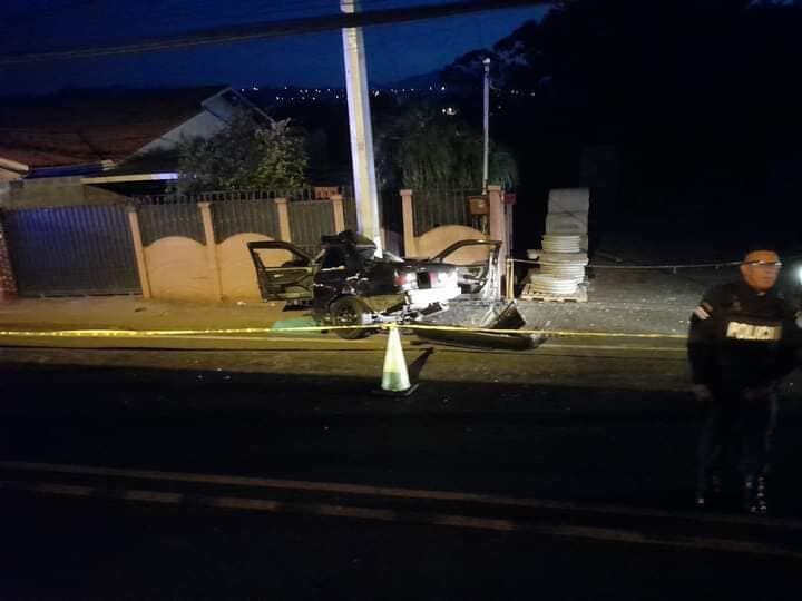 El carro quedó completamente despedazado tras el violento choque. Foto Ambulancia Médicos y Paramédicos Naranjo