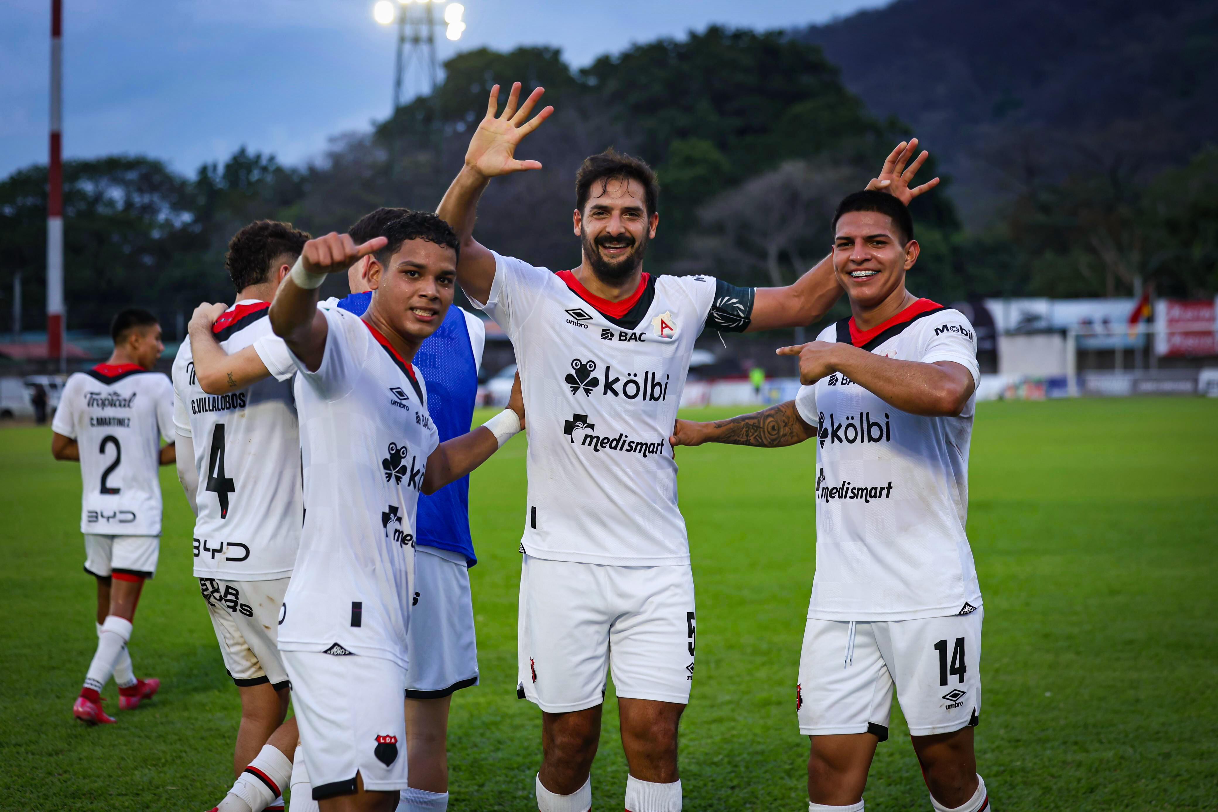 Celso Borges, Creichel Pérez y Alejandro Bran son protagonistas en el partido entre Puntarenas FC y Liga Deportiva Alajuelense.
