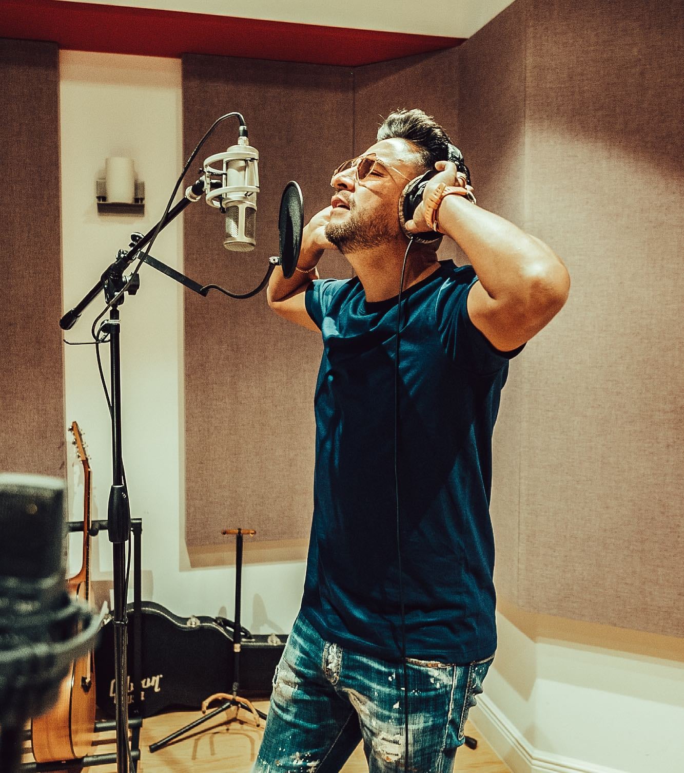 El cantante colombiano de música cristiana, Alex Campos, por primera vez saca una canción de adoración que se llama Te amo y que canda a dúo con el grupo guatemalteco Miel San Marcos