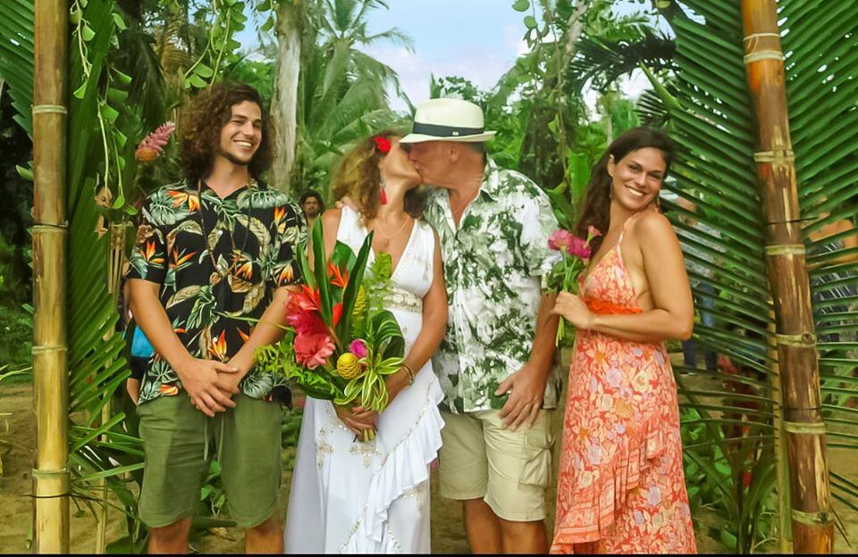 La española Sandra Noy se casó con el inglés Kevin Sullivan en Puerto Viejo. Vinieron tres semanas y media de paseo y quedaron encerrados por el coronavirus, aprovecharon para casarse, como ellos dicen, en el paraíso. En la foto con los hijos de Sandra, Joan y Claudia.