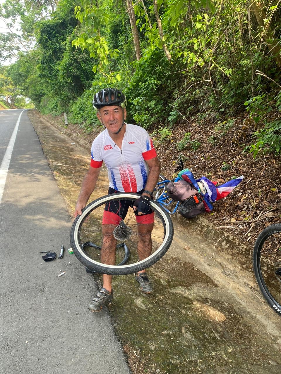 Tremenda leccion de vida, otra vez, nos está dando don Marco Luis Benavides Segura, mejor conocido como Makey Benavides. El ciclista costarricense, de la pura cepa de Esparza, pedaleando firme y constante ya llegó a México.