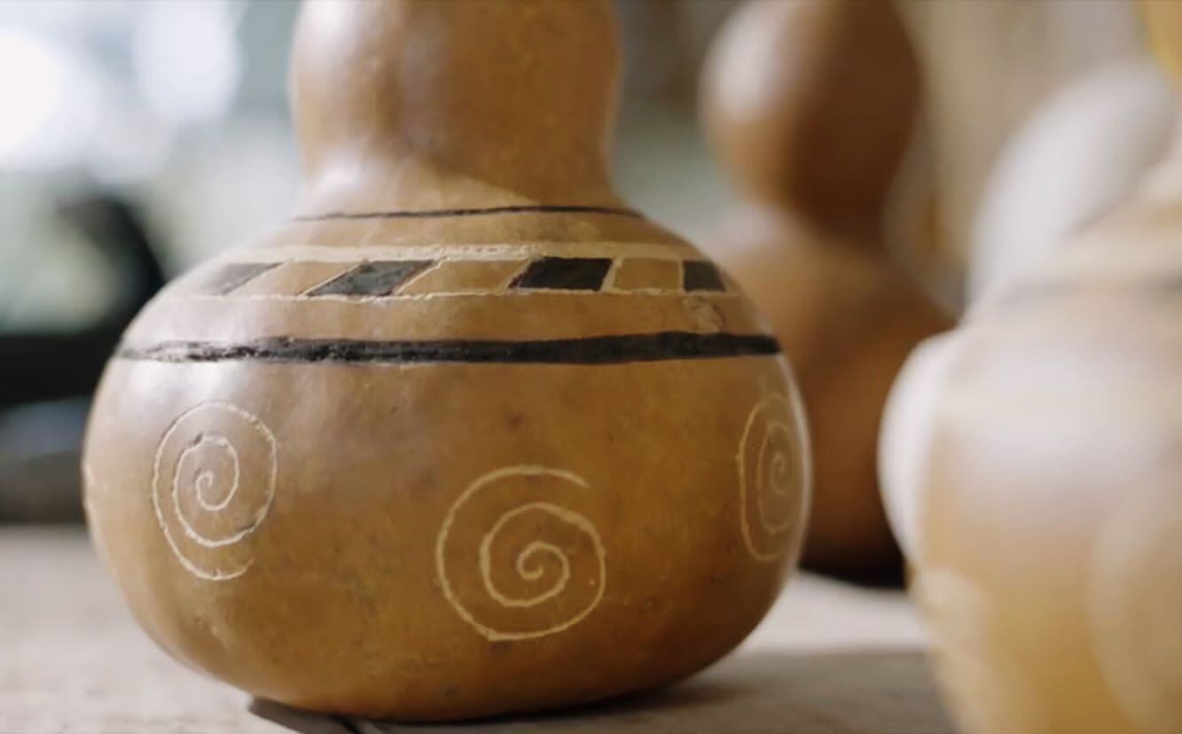 Ruth Guevara es una artesana nicoyana que hace artesanías que se venden en Japón, España, Estados Unidos, Suiza, entre otras naciones. Con negocito, Creaciones Imperio Colonial, fue seleccionada por la serie Rostros del Turismo del ICT.