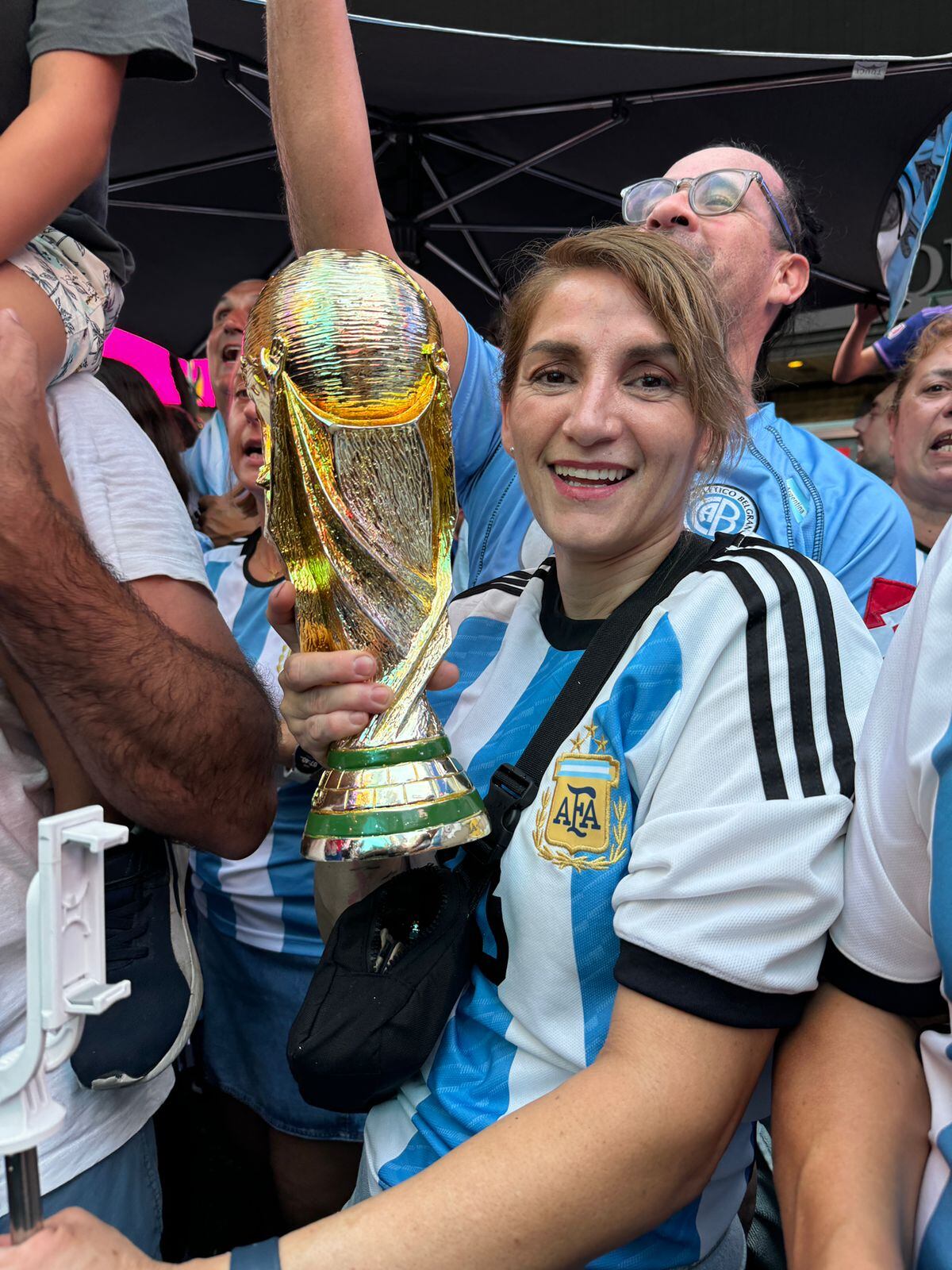 Ambiente argentino en Times Square, Nueva York previo al partido entre Argentina y Canadá este martes en la Copa América. Foto: William Cordero.