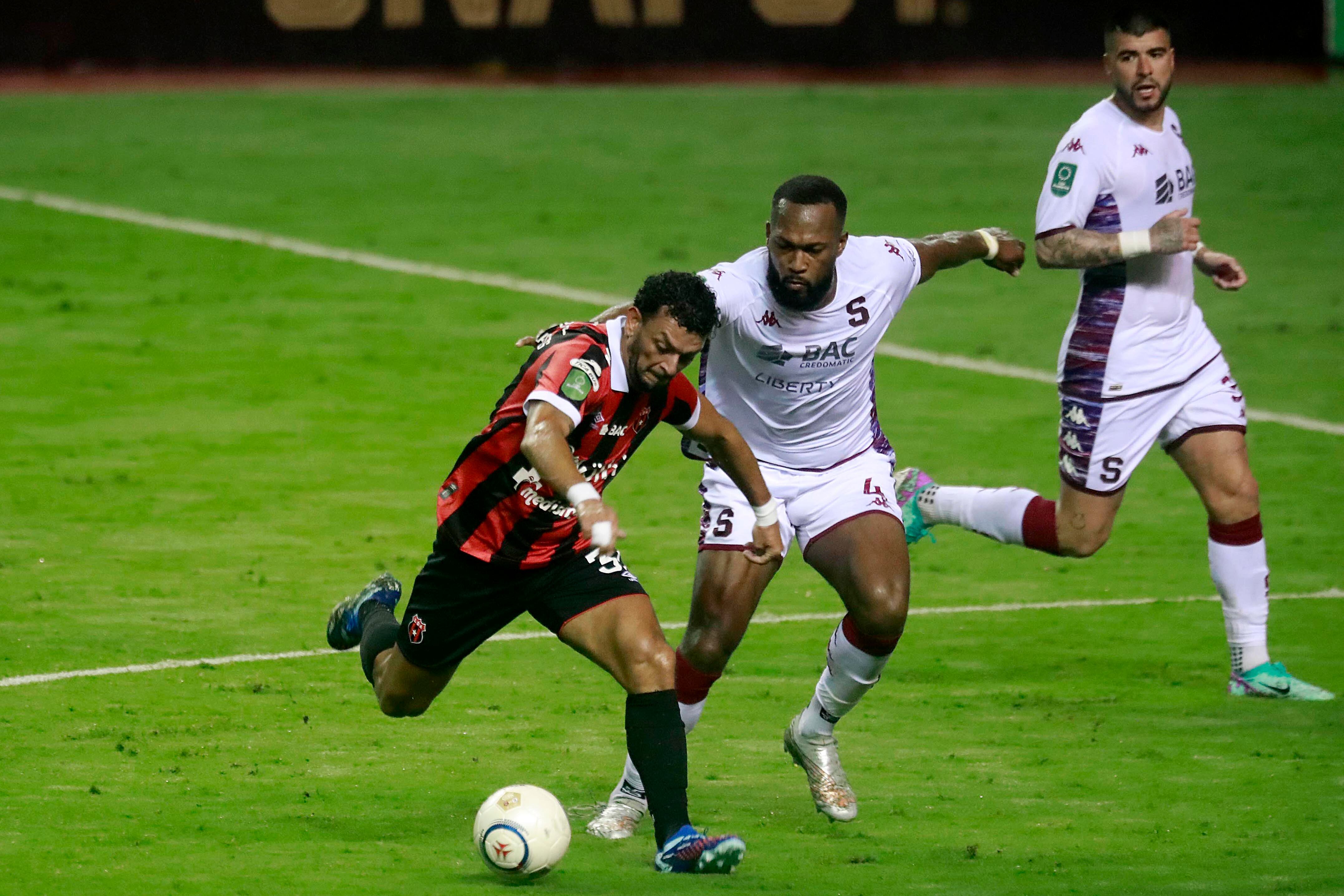 18/11/2023     Estadio Nacional, La Sabana. La Liga Deportiva Alajuelense y el Deportivo Saprissa se enfrentaron este sábado en una nueva edición del Clásico Nacional. Se dio en la final del Torneo de Copa, a estadio casi lleno, con la presencia de las dos aficiones más grandes del país.