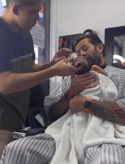 Omar Cascante y su bebé Santiago en su primer corte de cabello.