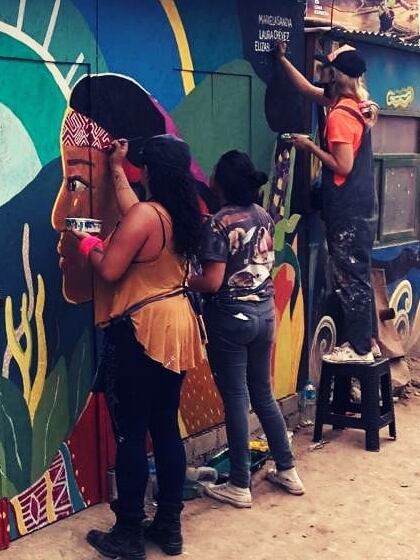 Mariela Montoya (conocida como Mariela Sandía), Elizabeth Argüello y Laura Chevez, participaron en el festival “Nosotras estamos en la calle” de mujeres muralistas en Perú