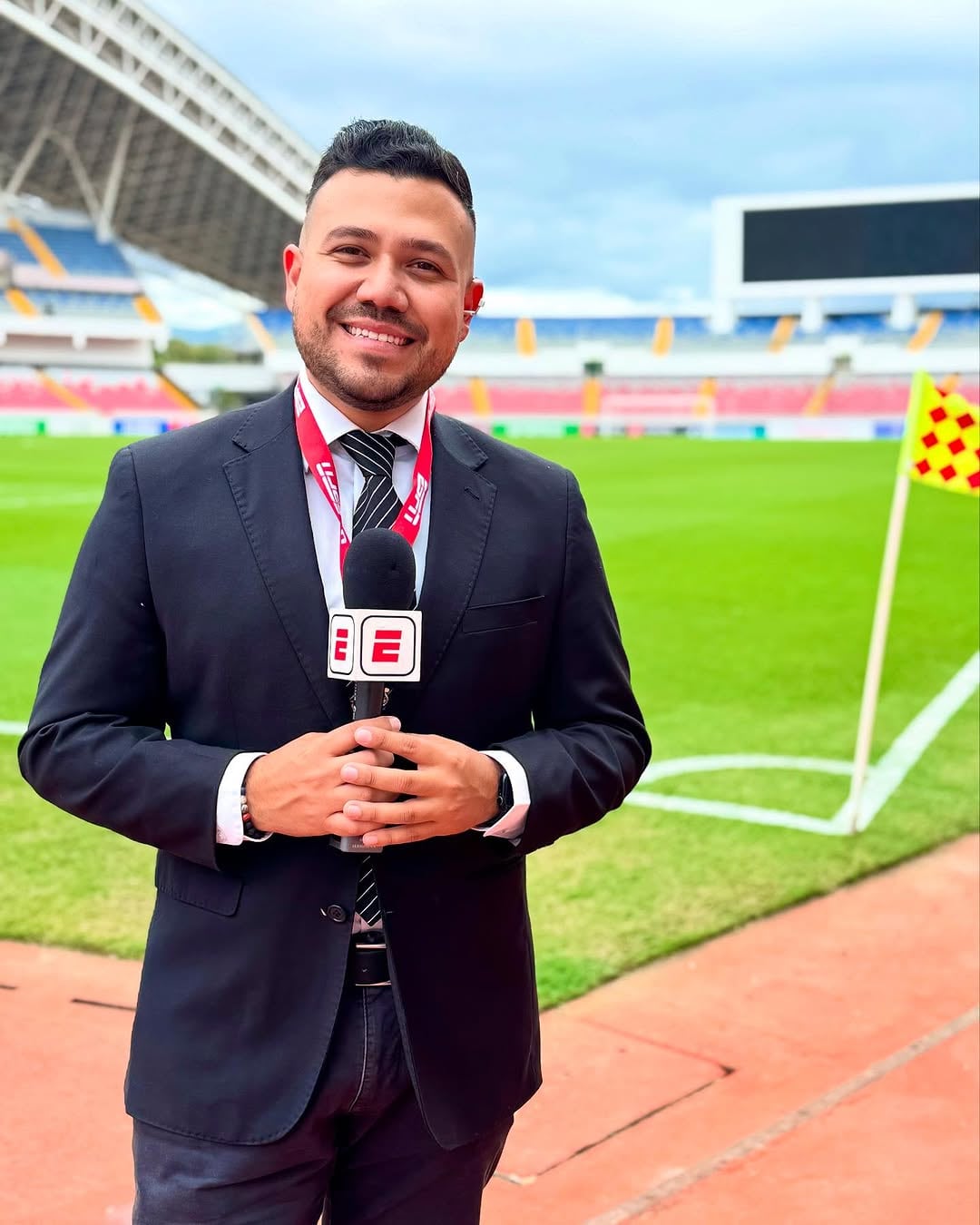 Tres meses y medio después de renunciar a Repretel, el periodista deportivo Estefan Monge celebra a lo grande su nuevo trabajazo que lo devuelve a la tele pero en un canal que nadie vio venir.