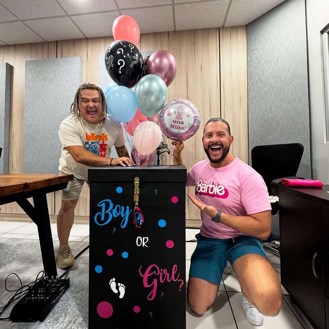 La segunda hija de Choché Romano y su esposa, Ashley García, nació este miércoles en la tarde y minutos después del nacimiento, Yiyo Alfaro bautizó a la bebé de su gran amigo y socio.