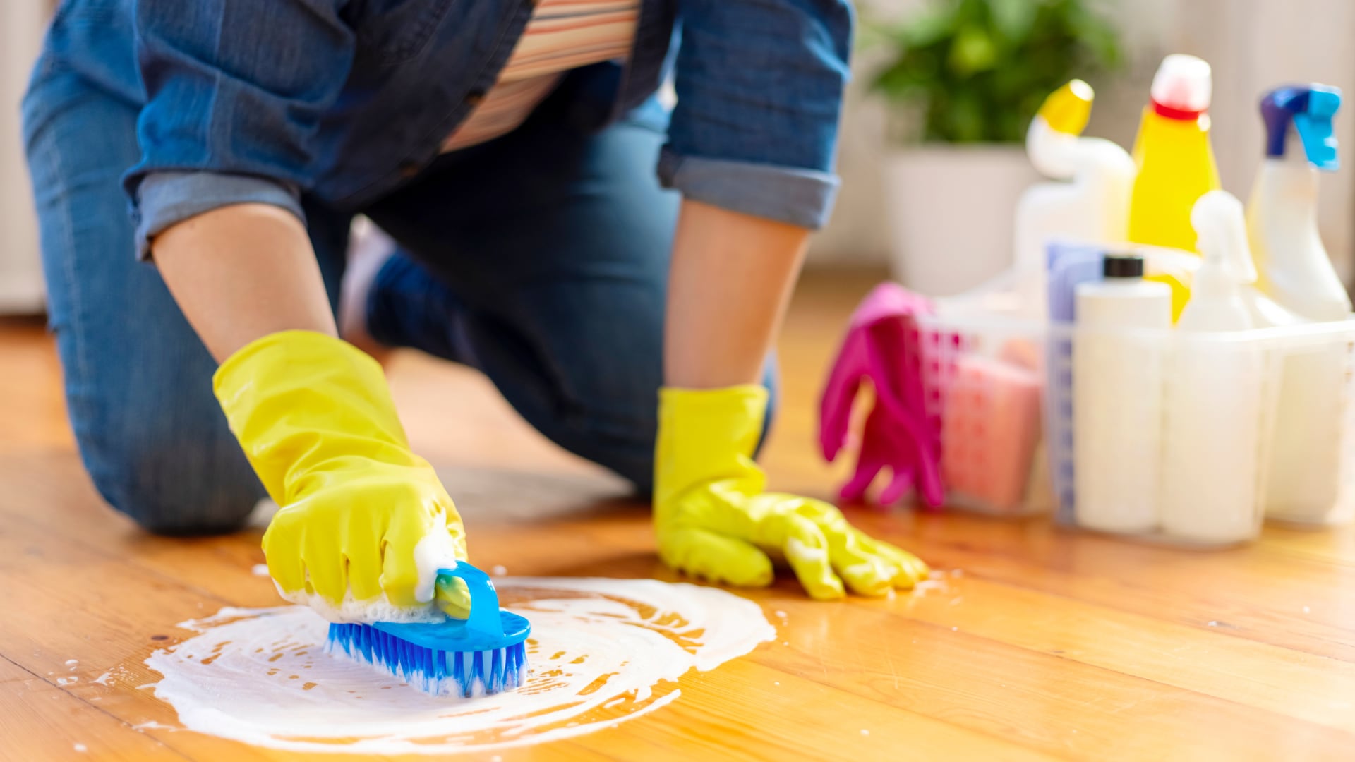 El vinagre blanco limpia y desinfecta pisos, azulejos y grifería. Reduce hongos y olores con un método accesible y seguro para el hogar.