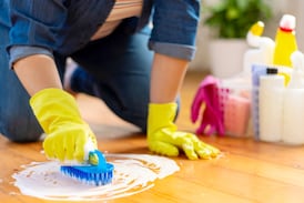 Ni vinagre ni bicarbonato: este truco ayuda a limpiar el piso rápido y mantener su brillo
