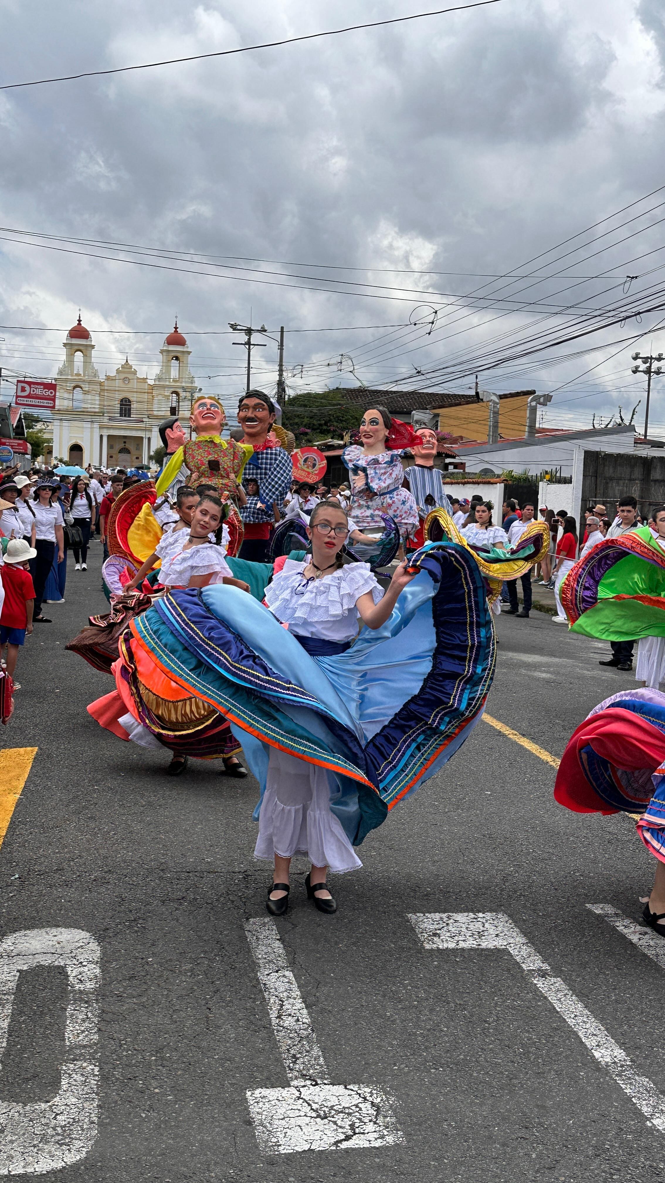 Las calles de Santo Domingo de Heredia se llenaron de música y colores con el desfile en conmemoración del Día de la Independencia de Costa Rica.