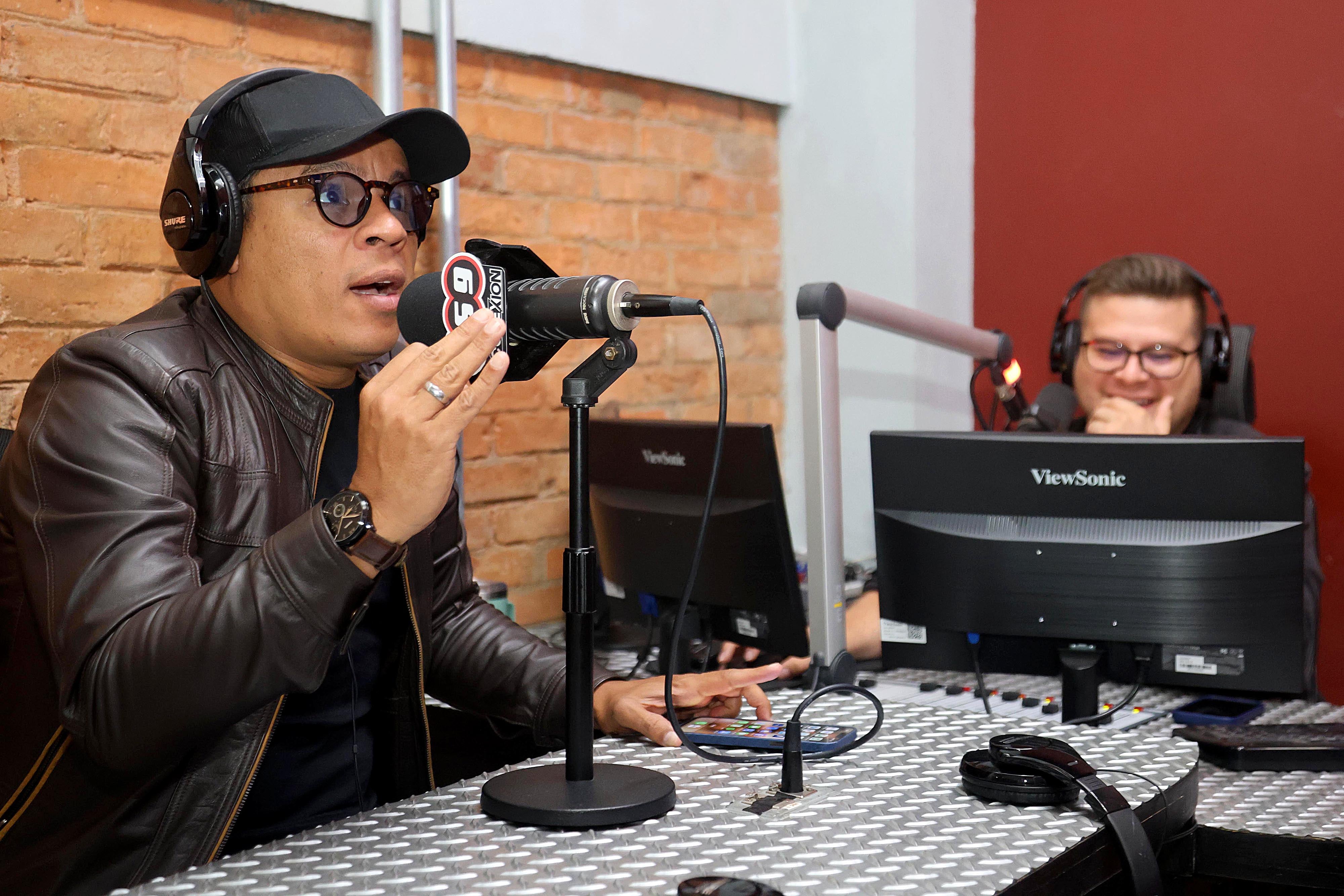 11/04/2024 La Uruca. Jair Cruz, junto a Héctor Vega, en el programa La Aldea. Con música, anécdotas y ocurrencias, los locutores acompañan a los radioescuchas todas las mañanas, de lunes a viernes de 6:00 a.m. a 9:00 a.m., en radio 959 Conexión.