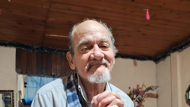 “Mi papá se está muriendo”: hijo denuncia abandono médico a adulto mayor con cáncer y esquizofrenia