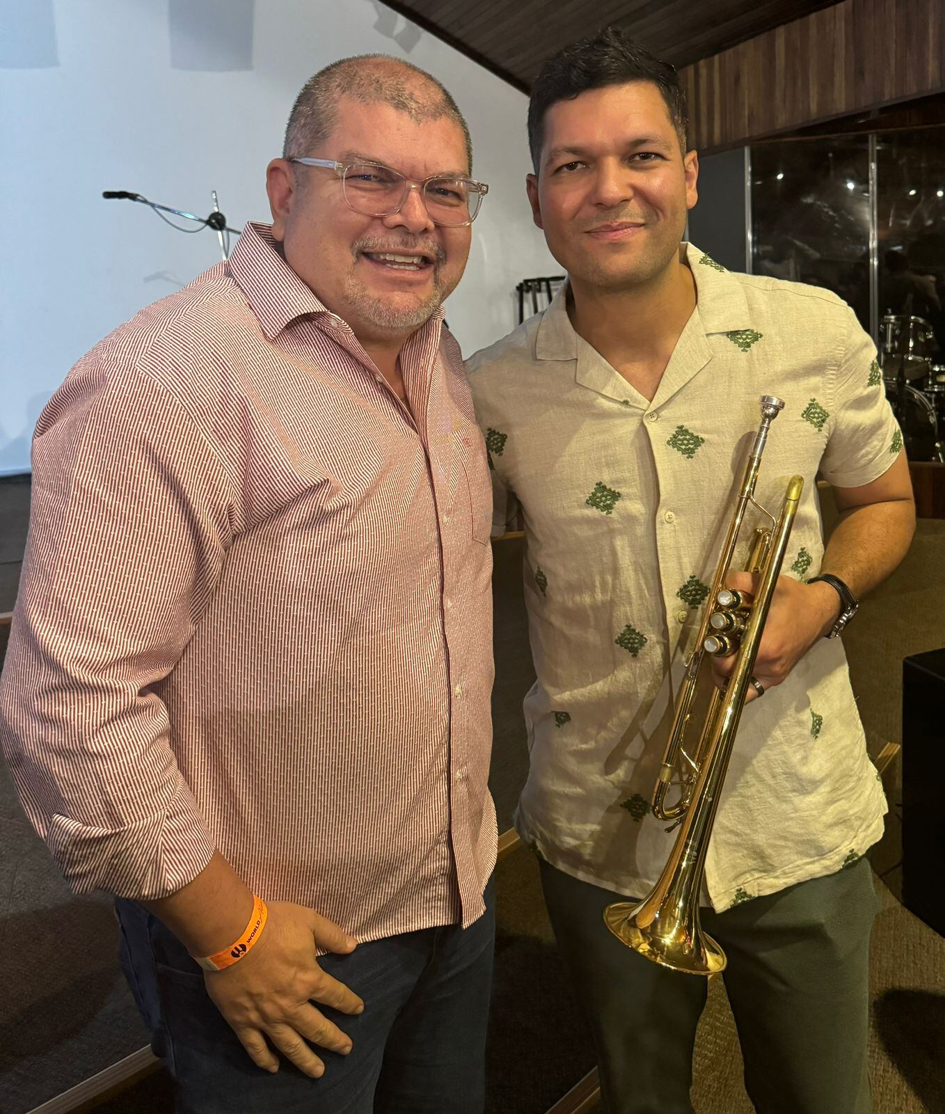 Trompetista Erick Sánchez junto al músico Omar Martínez de la banda de Luis Miguel.